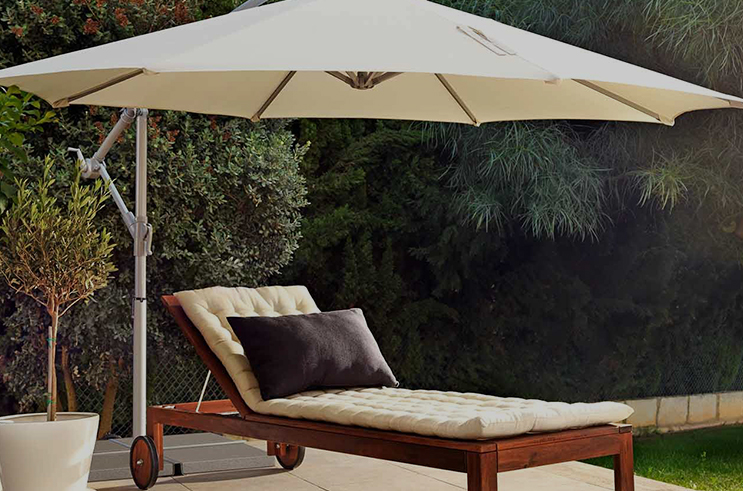 ¿Cómo afecta el material de los paraguas del patio a la durabilidad y la protección solar?